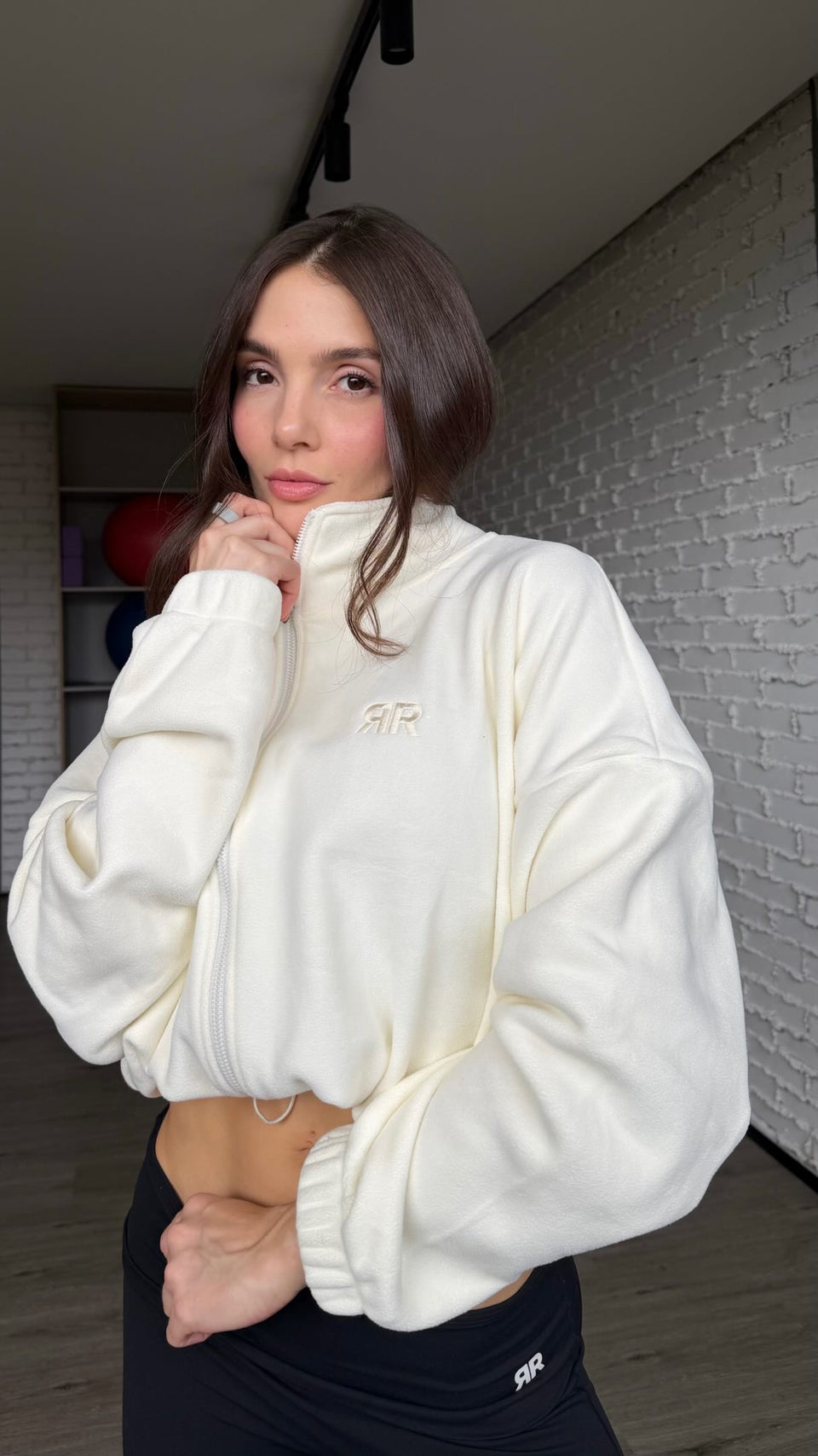 Mujer con la Chaqueta Era crema cerrada hasta el cuello